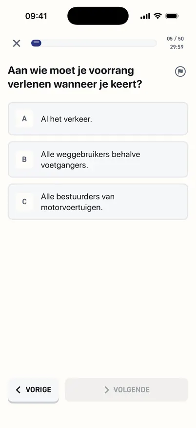 Oefenexamen, vraag 5 van 50 met 29:59 op de klok: Aan wie moet je voorrang verlenen wanneer je keert? Drie antwoorden.