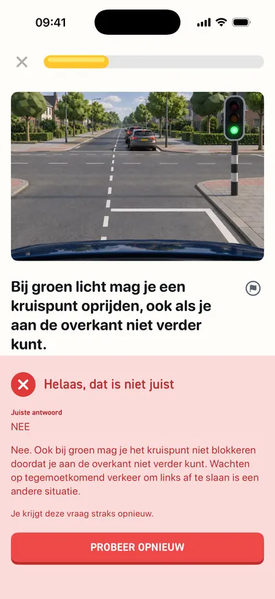 Feedbackpaneel Helaas, dat is niet juist, met het juiste antwoord Nee, de uitleg dat je ook bij groen het kruispunt niet mag blokkeren, en de regel: Je krijgt deze vraag straks opnieuw.