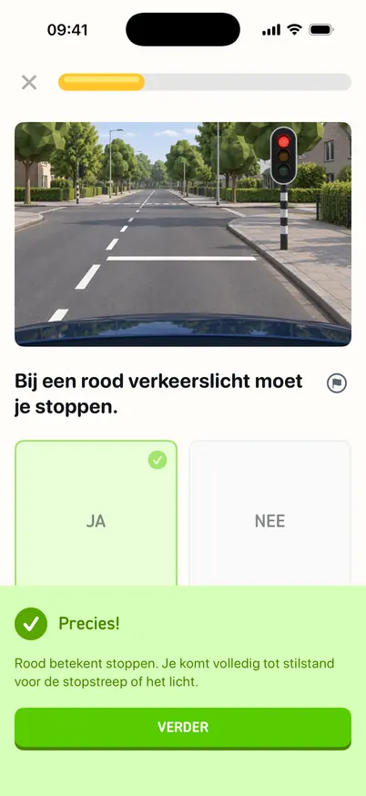 Feedbackpaneel Precies! na een goed antwoord, met uitleg: rood betekent stoppen, je komt volledig tot stilstand voor de stopstreep of het licht.