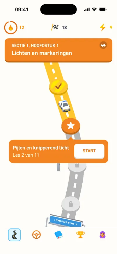 Het lespad in Volgas nadat les 1 is afgerond: les 1 is afgevinkt en de lesauto staat bij les 2, Pijlen en knipperend licht.